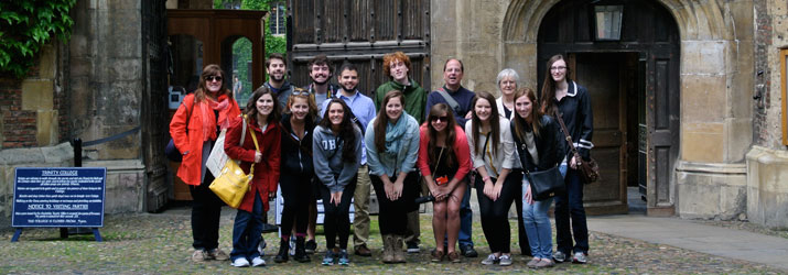 Students in the summer 2015 Victorian Literature in London study abroad program pose for a group picture with Dr. Joe McLaughlin.