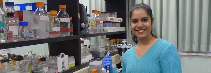 Graduate student Dasmeet Kaur works in the lab.