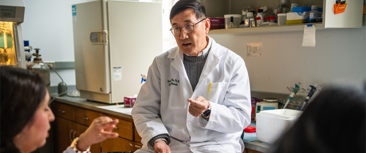 Dr. Shiyong Wu meets with students in 2019.