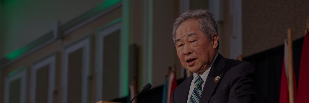 Economics alumnus Ed Chow speaks at Ohio University