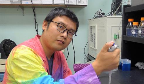 Peifeng Yu, portrait in lab