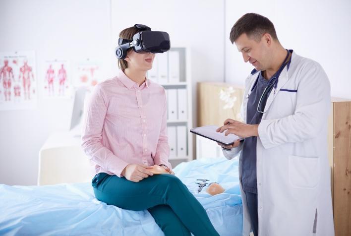 virtual simulation in RN to BSN programs train nurses to aid patients