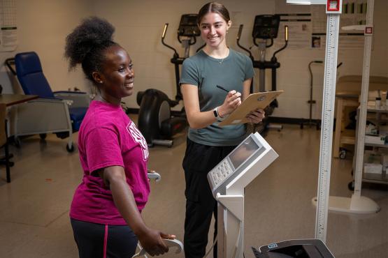 An exercise physiology student conducts a test for a patient.