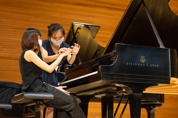 International pianist works with School of Music students to teach the “colors” of the piano
