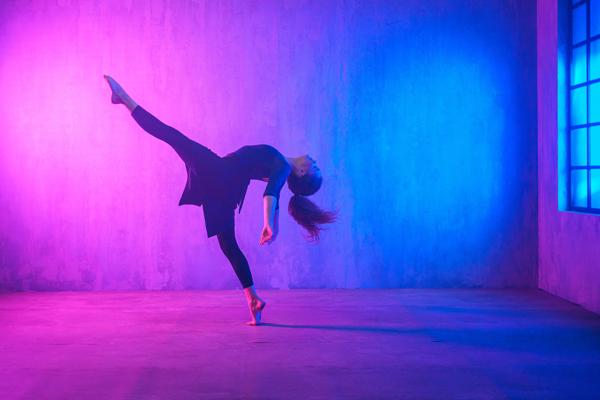 Illustration of a dancer bathed in blues