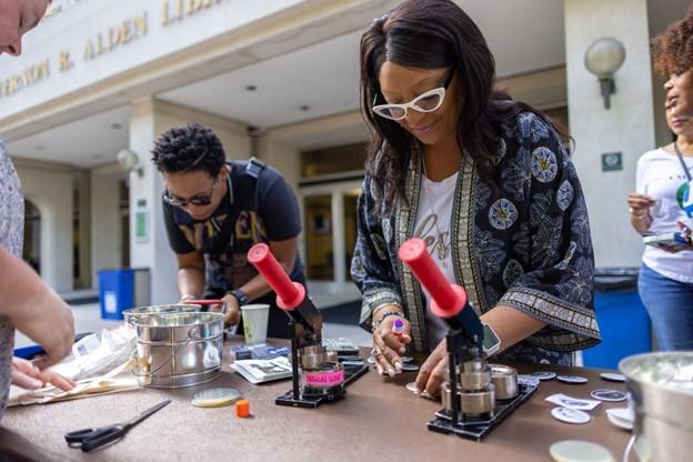 Alumni create custom buttons