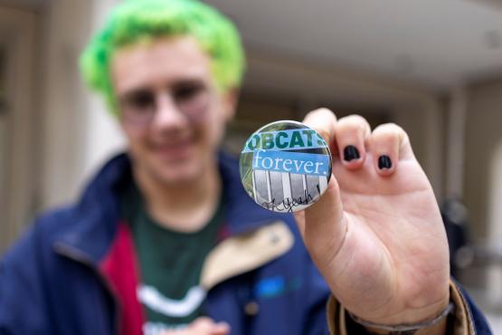 Student shows off homecoming button