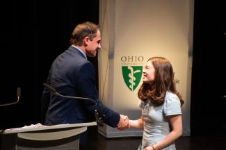 HCOM student receives award