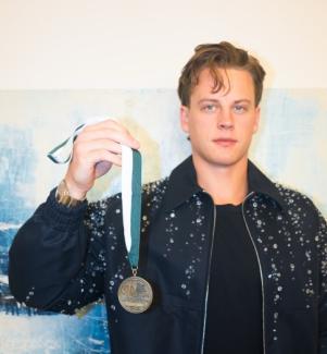 Joe Burrow poses with the Phillips Medal. 