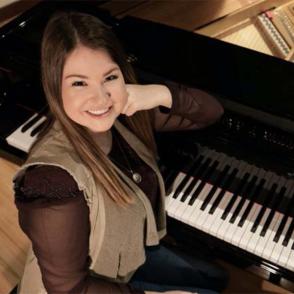 Lexi Murray with a grand piano