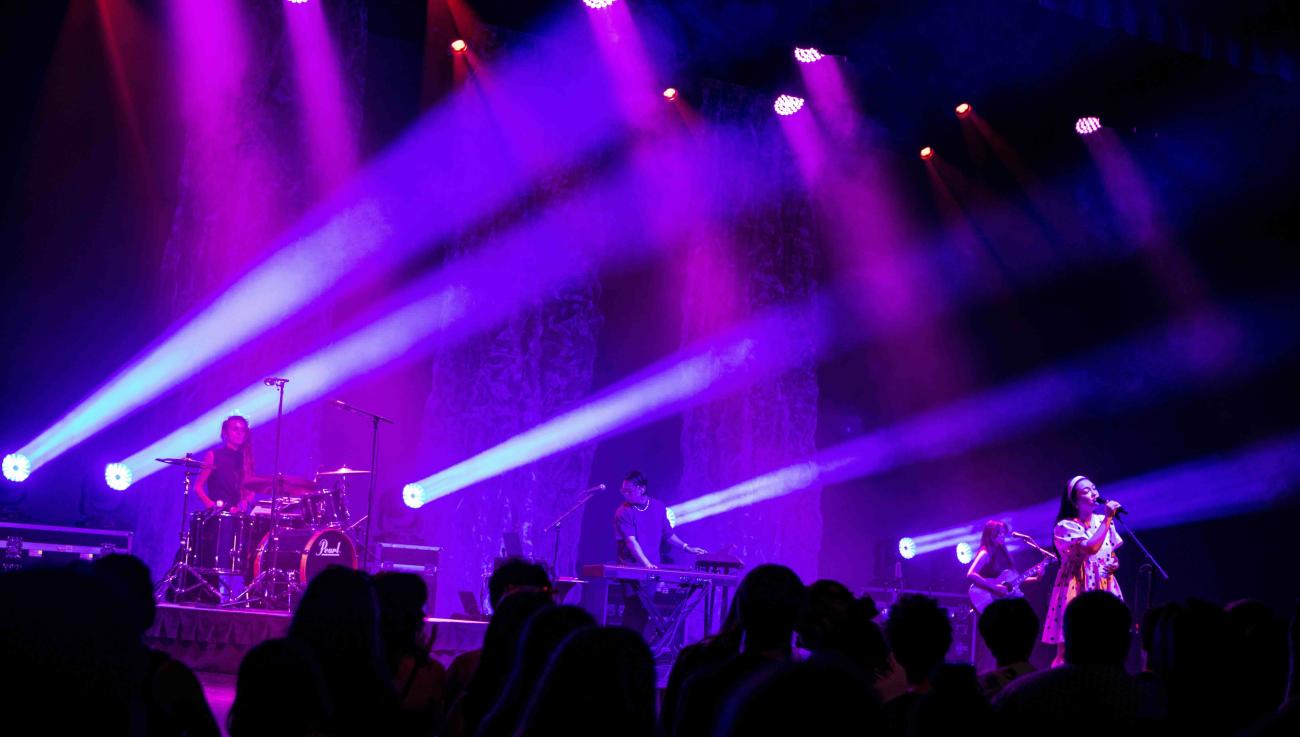 mxmtoon concert with purple lights