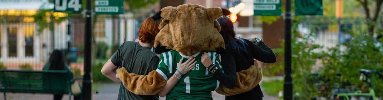 Students pose for a photo with Rufus the Bobcat.