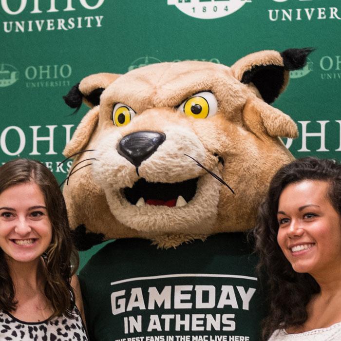 Rufus Bobcat posing with students at Student Orientation