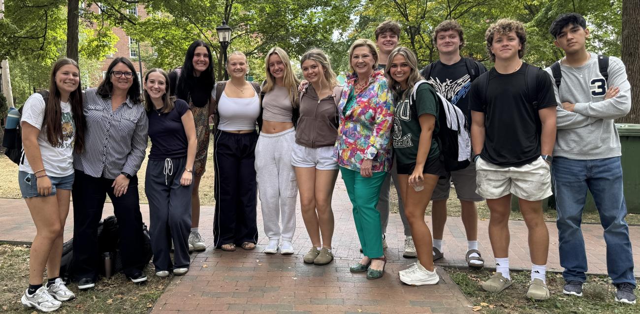 Class in a semi-circle with President Gonzalez in the middle