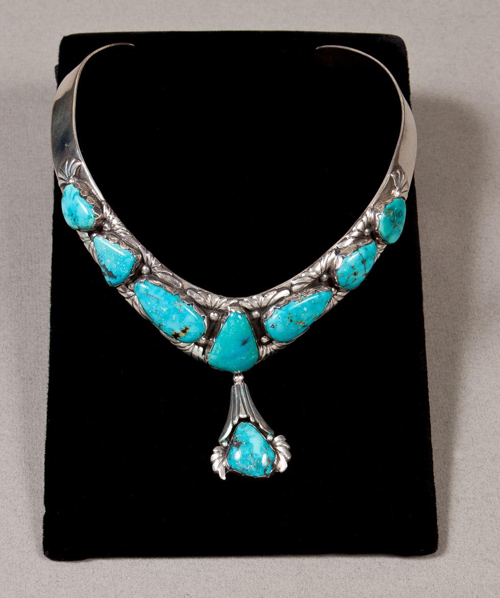 V-Type Choker with Pendant, c. 1970s, Valentino and Matilda Banteah, Zuni, 89.016.635. Gift of Edwin L. and Ruth E. Kennedy.