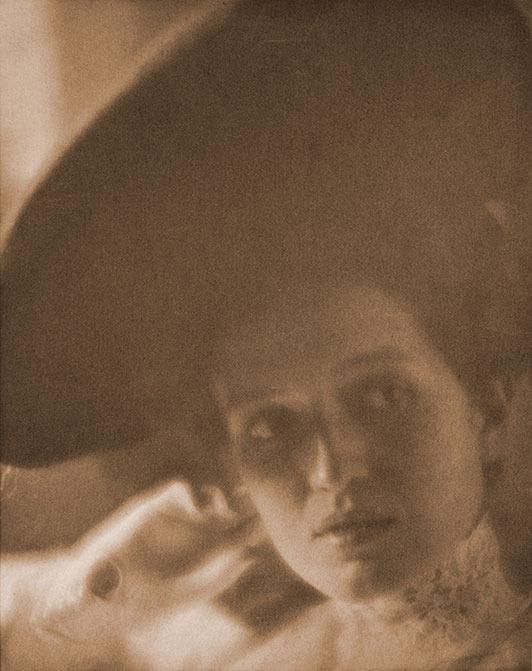 Portrait-A Woman, 1916, Clarence H. White, platinum print, 9.875 x 7.875 in. (24 x 18.4 cm.) 78.042.i4. Gift of Clarence H. White Jr.