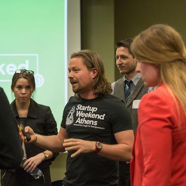 Entrepreneurs talk with Ohio University students in class
