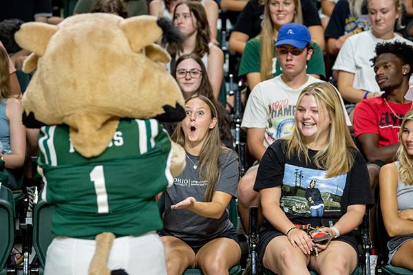 A student reacts to Rufus at the First Year Student Convocation.