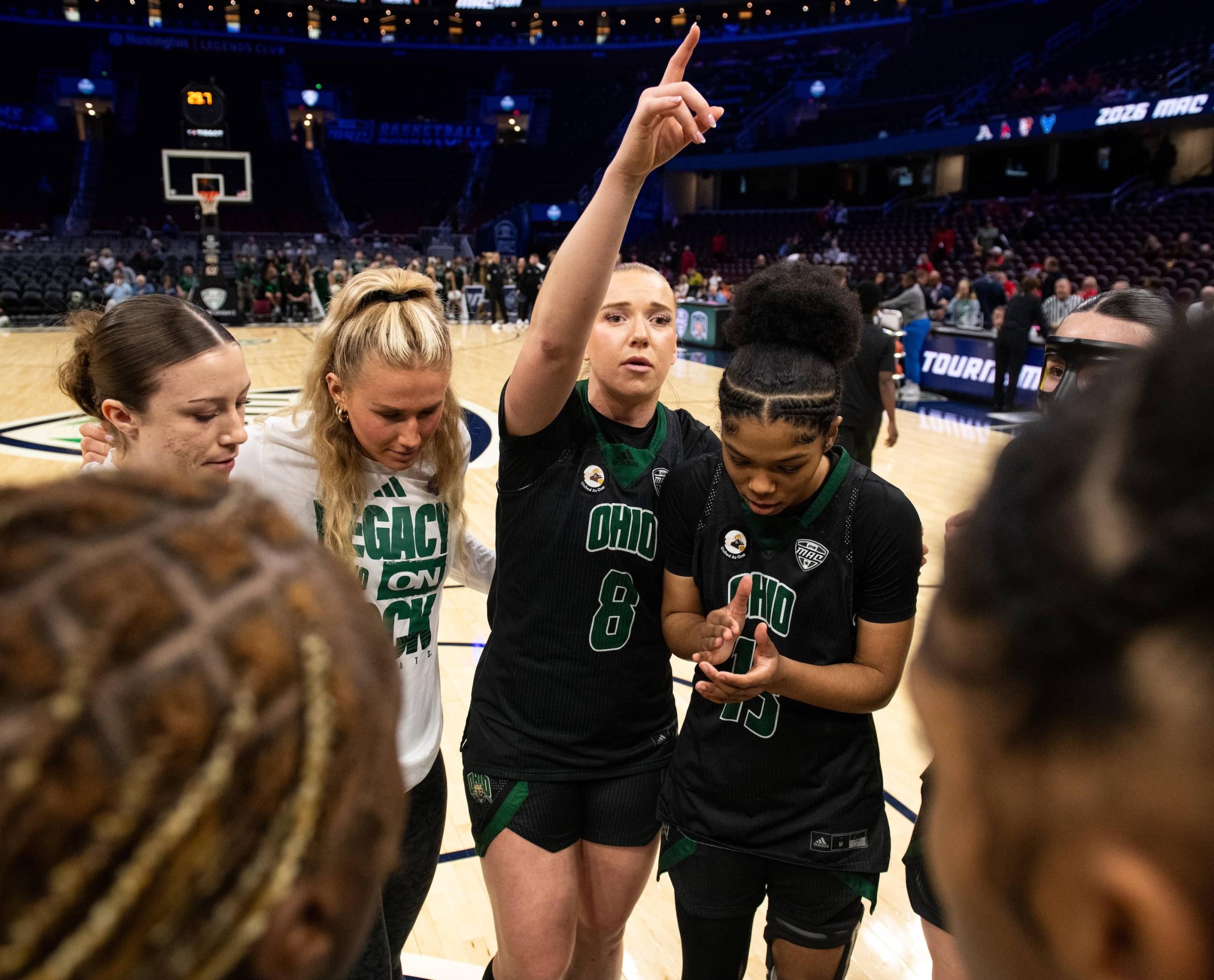 Elli Garnett gathers the team together right before tipoff