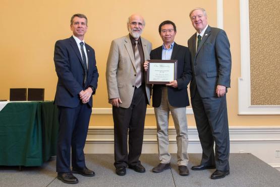 Dr. Chao-Yang Lee accepts award