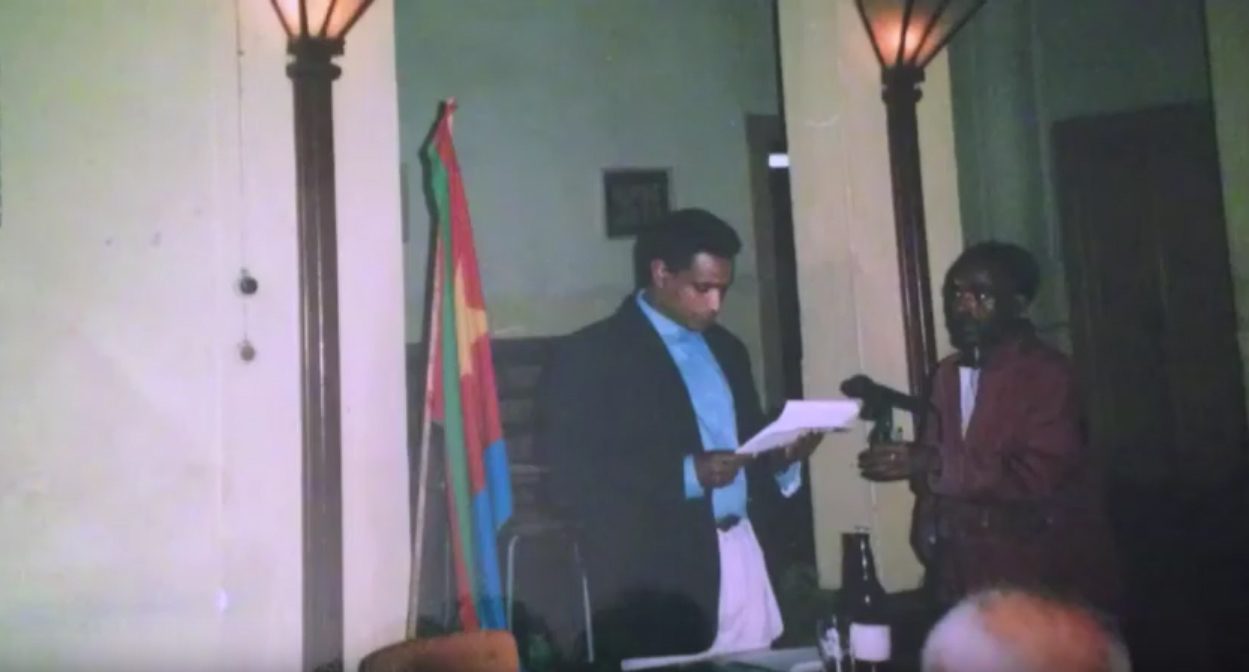 Ghirmai Negash prononce son discours sur la liberté de l'écrivain en 1992.