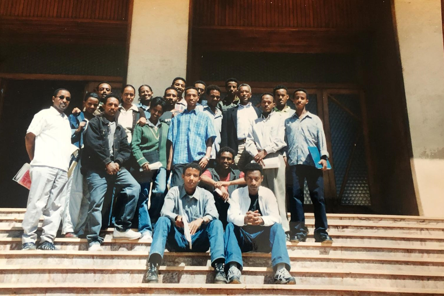 Ghirmai Negash avec sa classe d'étudiants en journalisme à l'Université d'Asmara, 2001-02