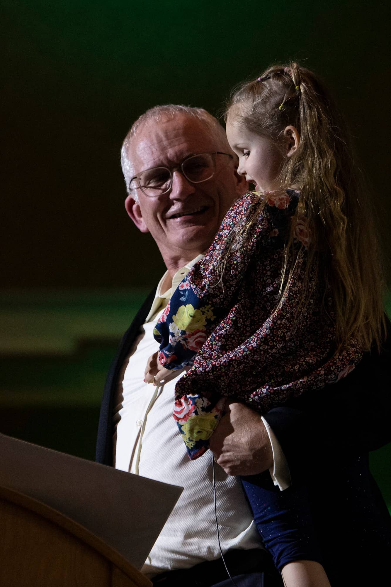 Petite-fille du Dr.  Evans, Sophia, monta sur scène et le rejoignit pour une partie de sa conférence.