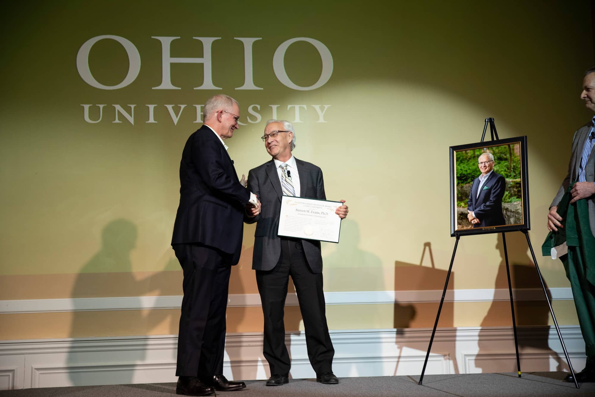 Le président Hugh Sherman a donné au Dr.  Certificat de professeur émérite Evans.