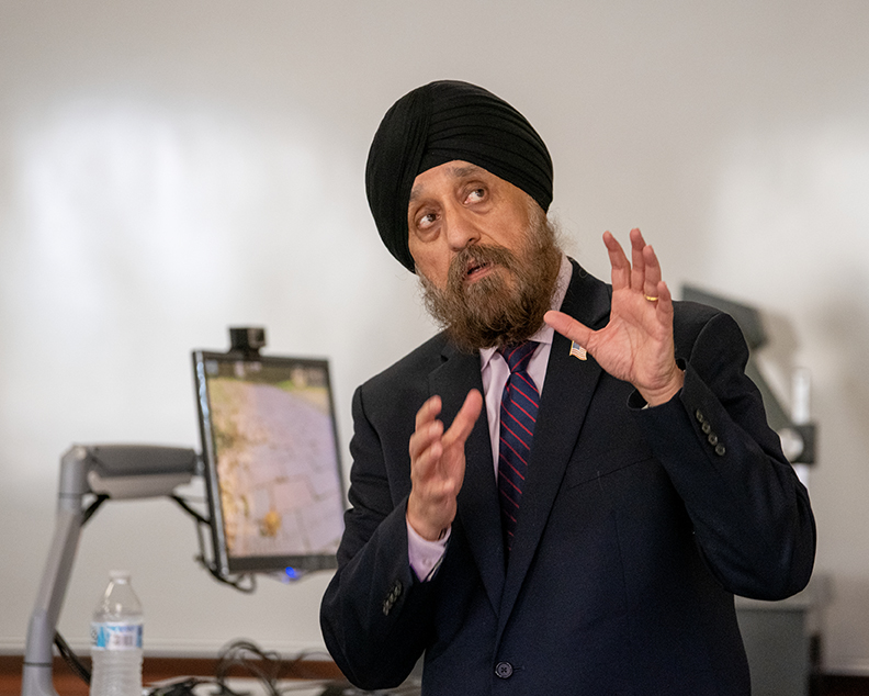 Surinder Bedi speaks to a group of Russ College students and faculty in April 2022