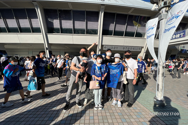 Dr. Yeong Kim went to the Nagoya Dome with four members of Chubu University’s Center for International Affairs and their families to see a Chunichi Dragons baseball game.