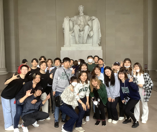 Chubu students at the Lincoln Memorial in Washington, D.C.
