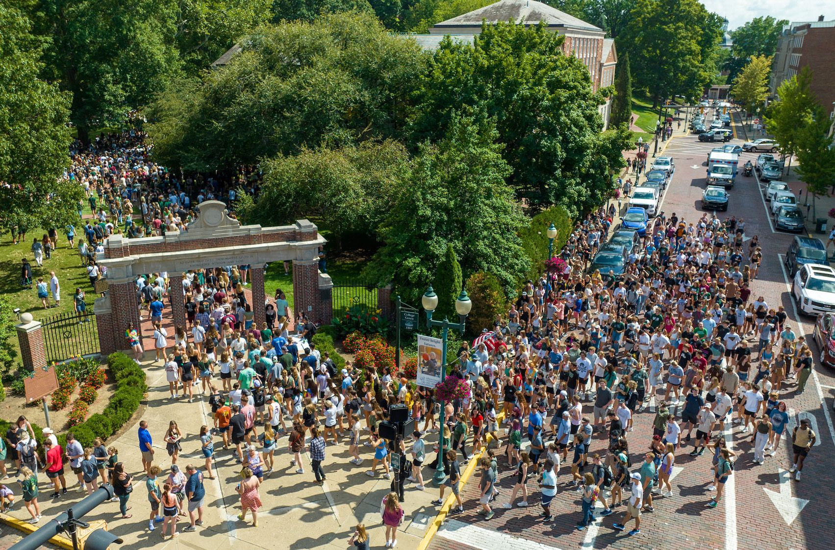 First-year students pass though the Alumni Gateway on their way to the Student Organization Involvement Fair on College Green.