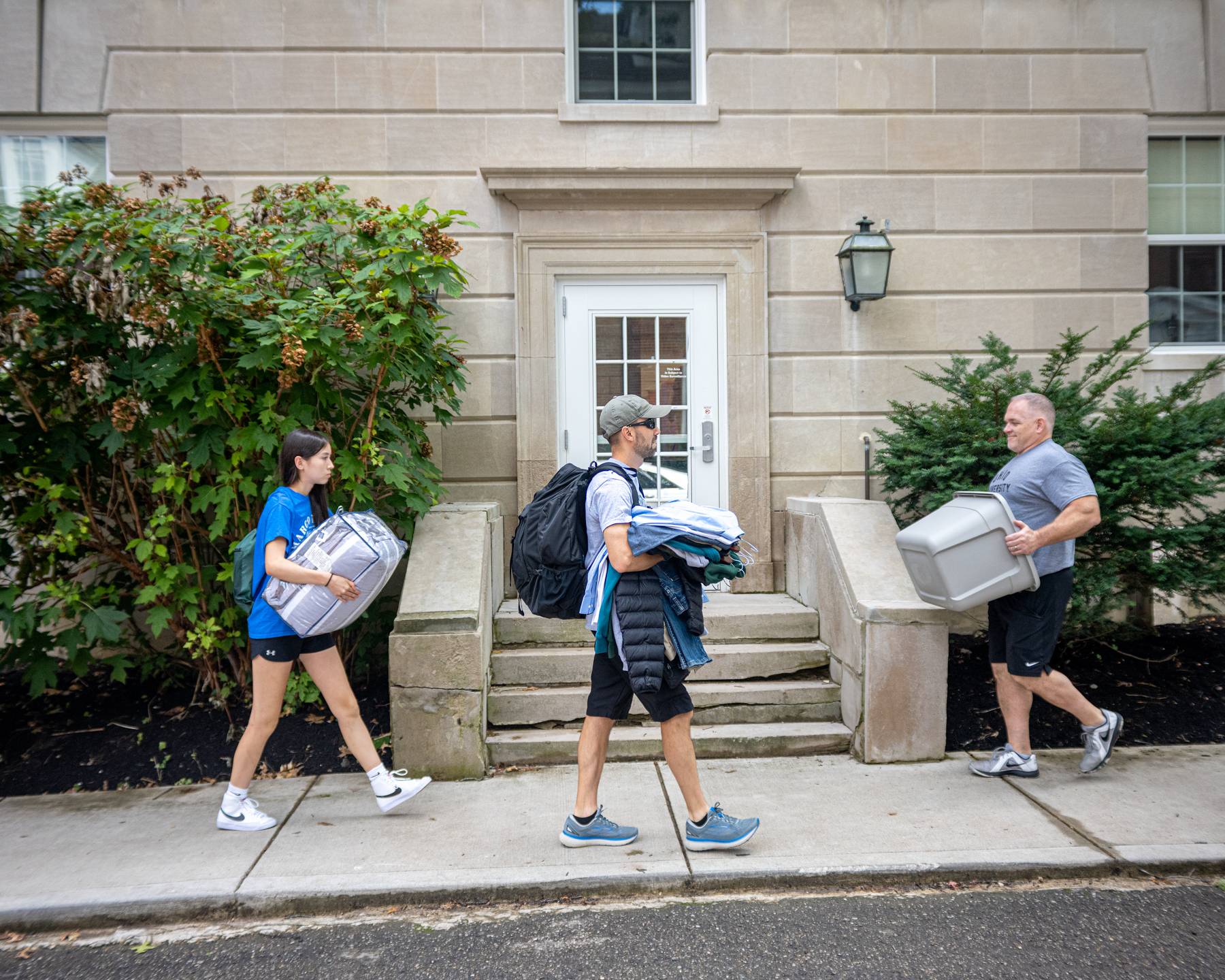 Volunteers and parents help new students move into residence halls