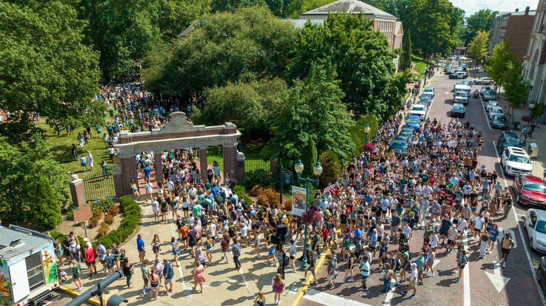 First-year students pass though the Alumni Gateway on their way to the Student Organization Involvement Fair on College Green