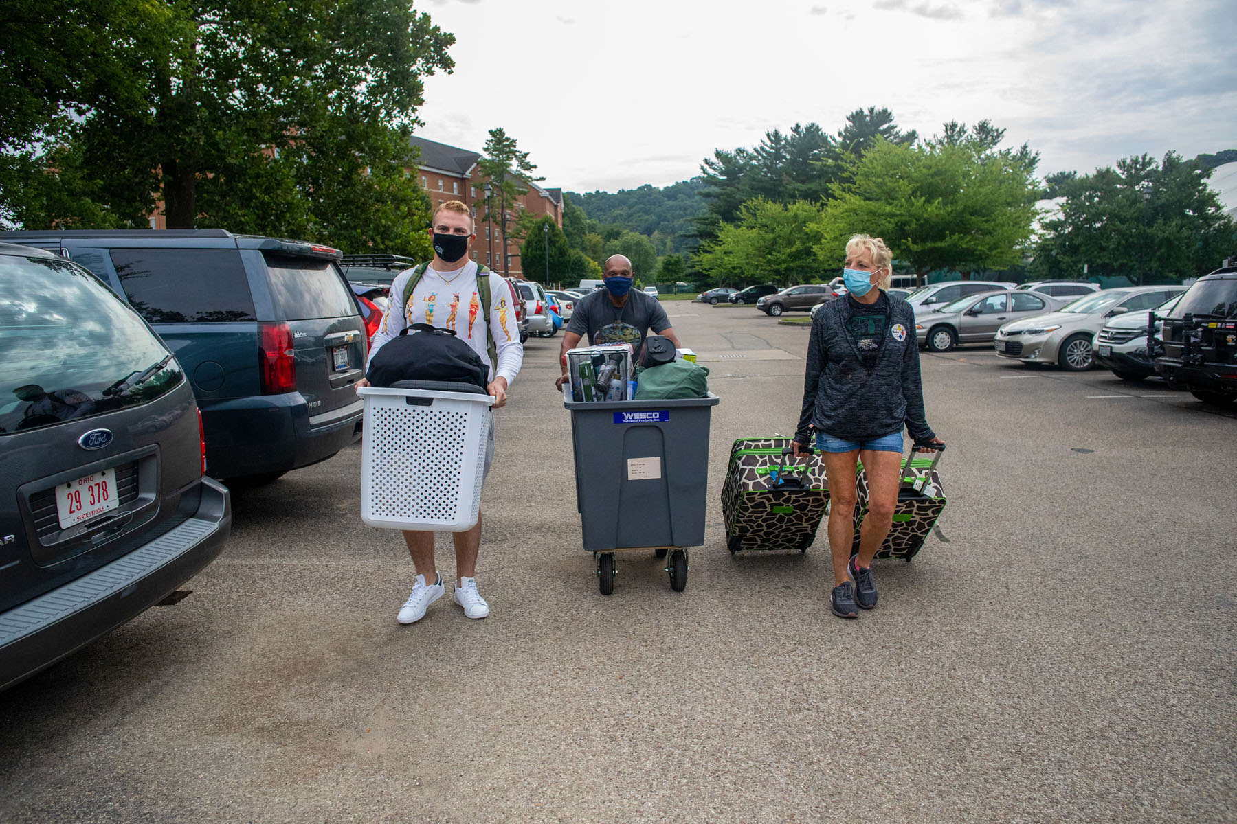 A student gets some help while moving into dorms during the fall of 2020.