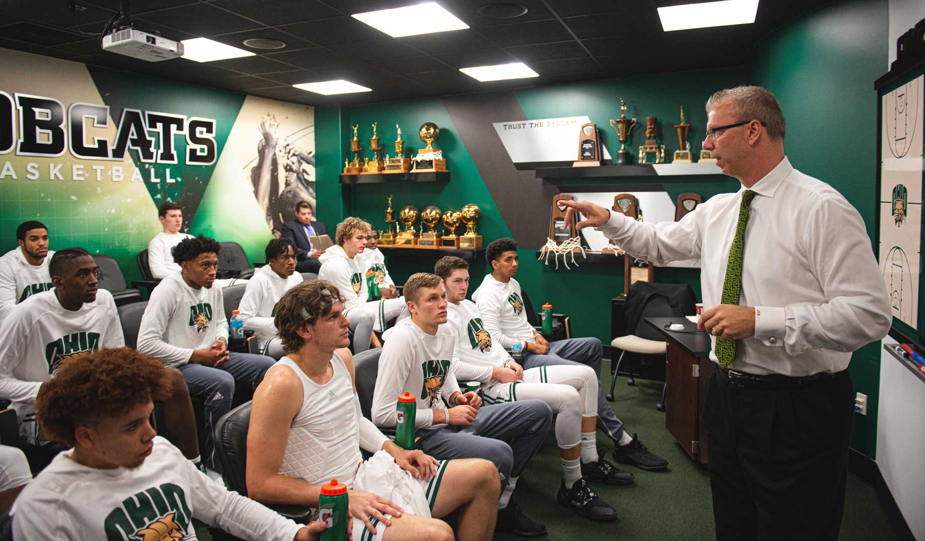 Coach Boals gives a talk to the mens basketball team in the locker room