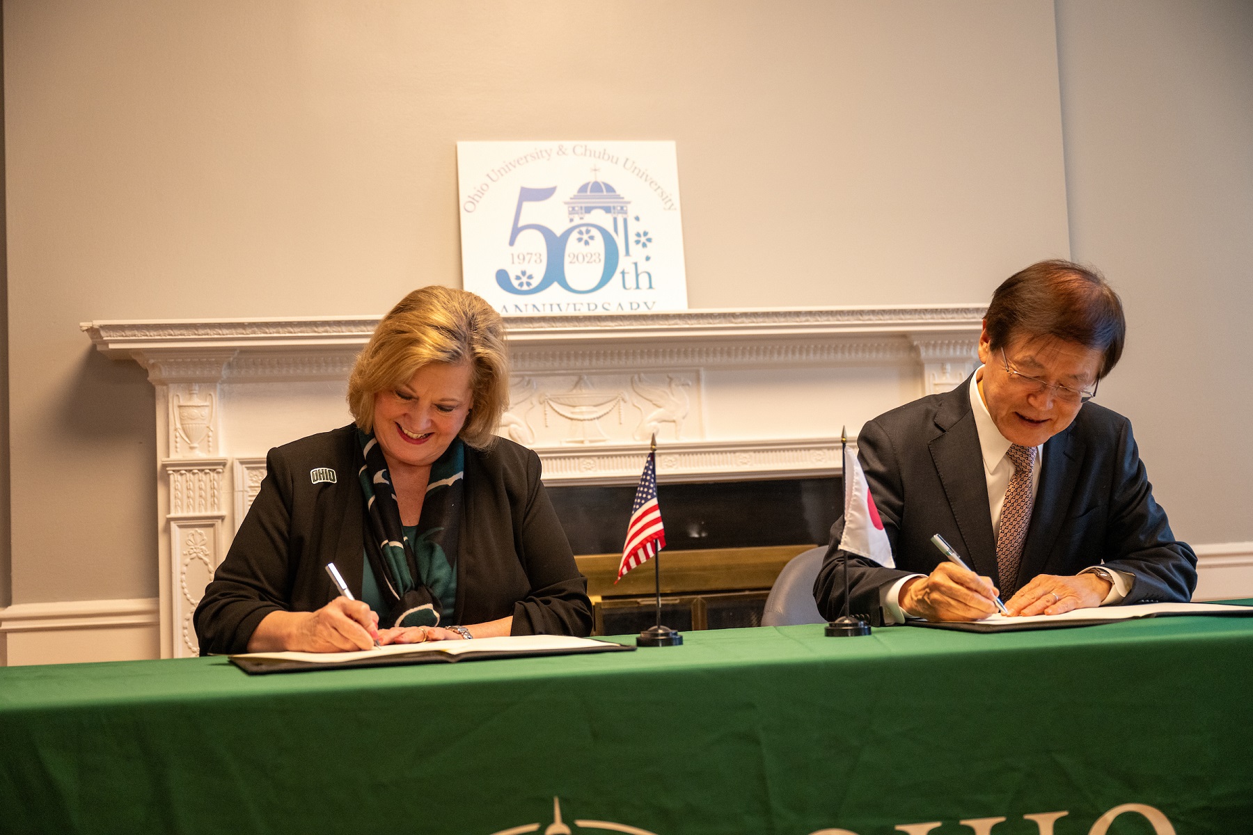 Ohio University President Lori Stewart Gonzalez and Chubu University President President Yoshimi Takeuchi are shown signing a new Memorandum of Understanding.