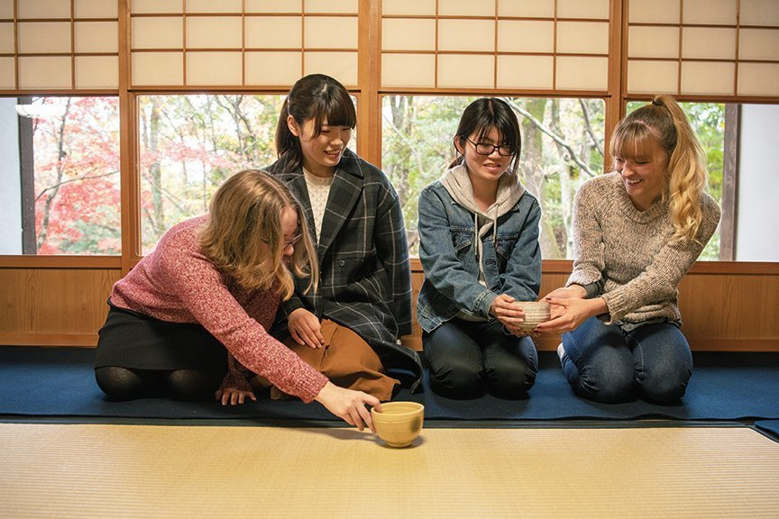 Two Chubu University students show OHIO’s Nora Davis and Scarlett Woosley the difference between the front and back of each bowl during a tea ceremony hosted by CU’s Center for International Affairs in December 2018. Photo by Ben Wirtz Siegel, BSVC ’02