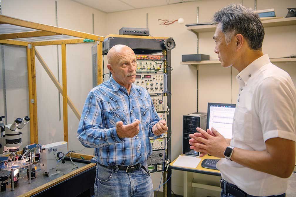 Professors Scott Hooper [LEFT] and Yukata Hirata collaborated in Hooper’s lab in fall 2018.