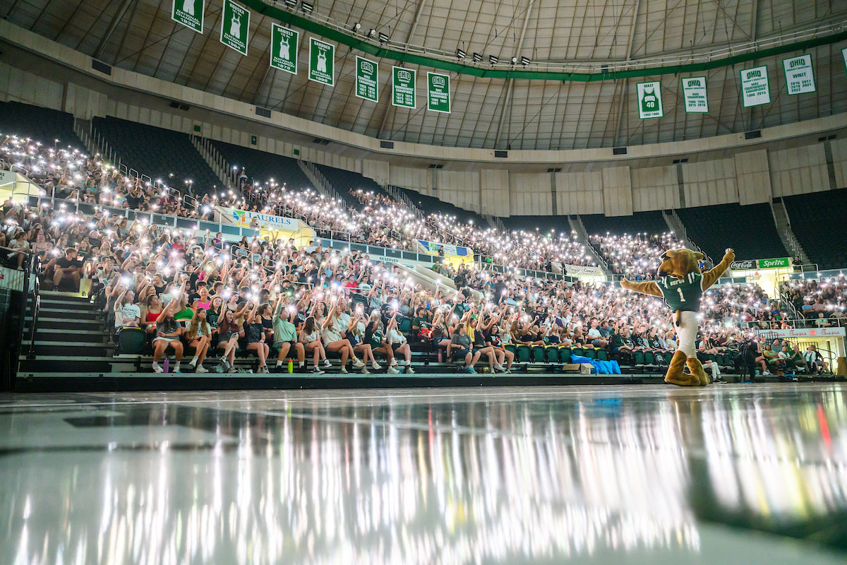Rufus cheers on students during a First-Year Student Welcome event