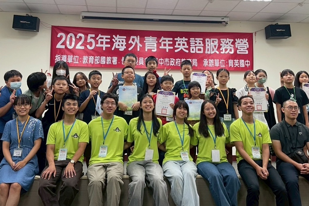 Owen Vandivier with his co-teachers and the principals and students of YuYing Middle School