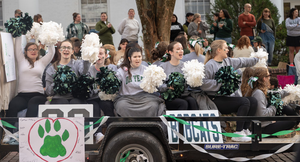 OU Sparkles cheering at the Homecoming parade