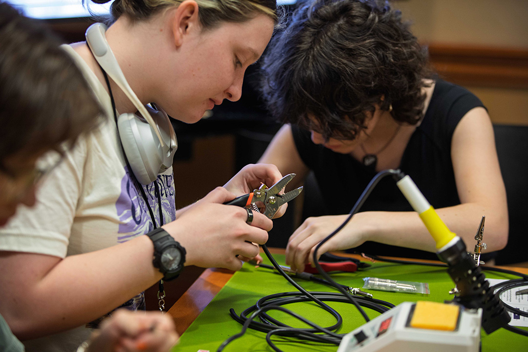MIS attendees make their own 1/4" instrument cables to take home during a breakout session.