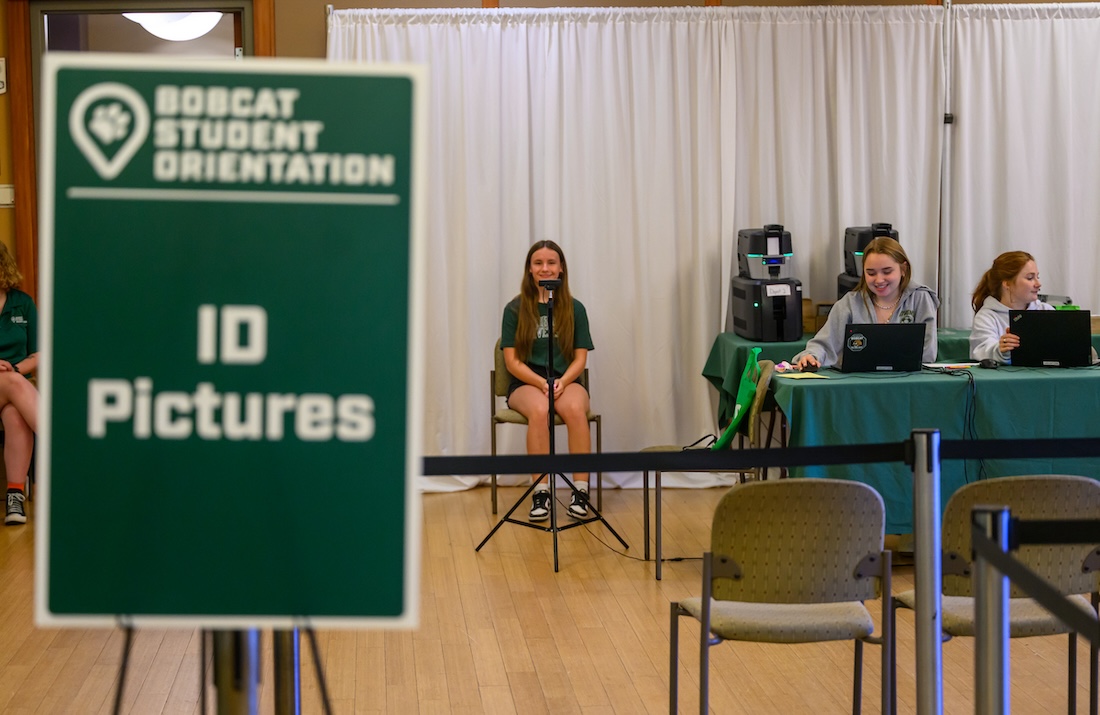 A student gets her OHIO ID picture taken