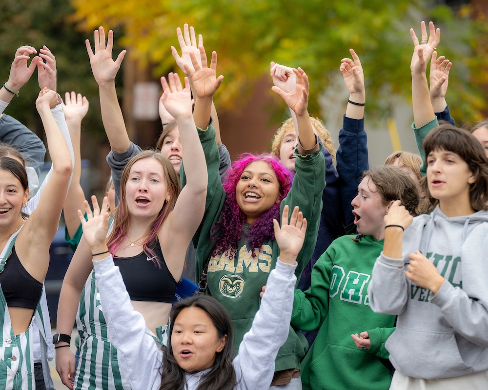 OHIO fans cheer during the Homecoming parade