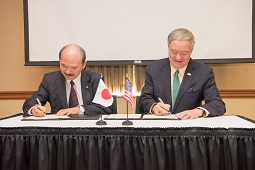 Chubu University President Osamu Ishihara and Ohio University President M. Duane Nellis sign an MOU during a fall 2017 visit.
