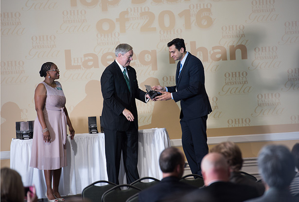 President M. Duane Nellis presents a Keystroke Catalyst Award to Dr. Laeeq Khan, an assistant professor in the Scripps College of Communication’s School of Media Arts and Studies and director of the Social Media Analytics Research Team (SMART) Lab.