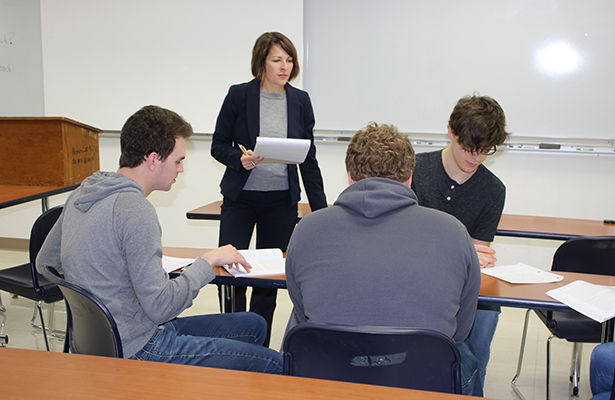 Stacy Brooks, Chillicothe’s First Lady, participates in small group discussion with her POLS 1010 students