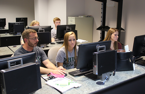 Jeremiah Triplett, Nursing Advisor, helps students with scheduling their fall 2018 classes at orientation