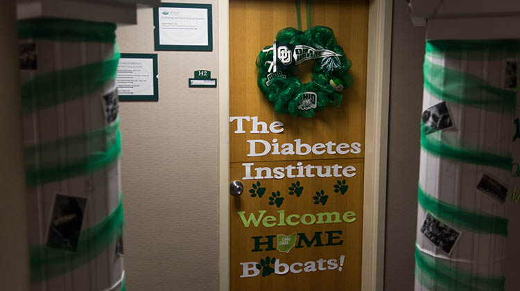 For its Paint the Town Green display, OHIO’s Diabetes Institute welcomes Bobcats home with large white columns featuring historic Ohio University photos. 